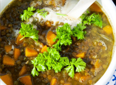 Alkaline diet recipe for herbaceous lentil soup with fresh parsley and thyme